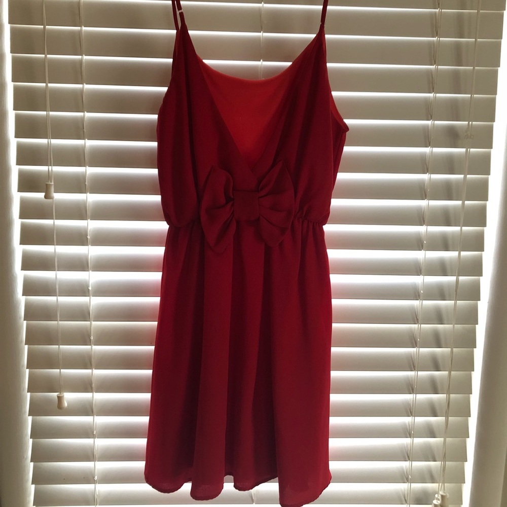 Short red dress with open back and bow